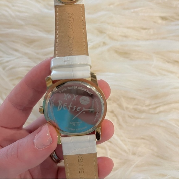 Betsey Johnson Leather Watch Kiss Face Lips Women’s White & Gold - Picture 2 of 2